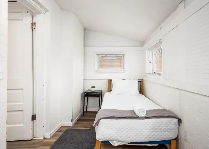 Large 5 Bedroom House Next To Osu, Sleeps 16 Columbus